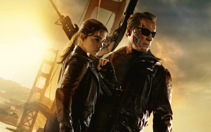 Emilia Clarke y Arnold Schwarzenegger en Terminator Génesis