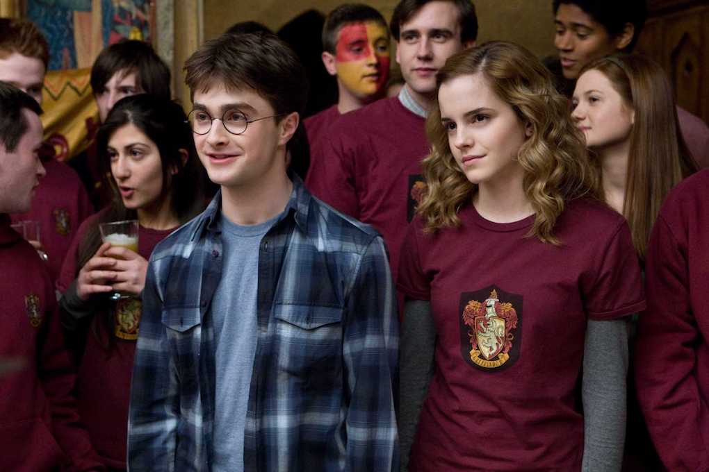 Daniel Radcliffe como Harry Potter y Emma Watson como Hermione Granger en Harry Potter y el misterio del príncipe