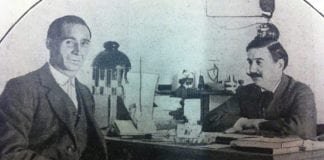 Adelardo Fernández Arias (a la derecha) atendiendo una visita en su despacho