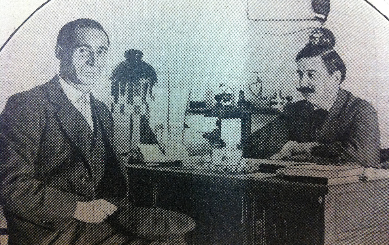 Adelardo Fernández Arias (a la derecha) atendiendo una visita en su despacho
