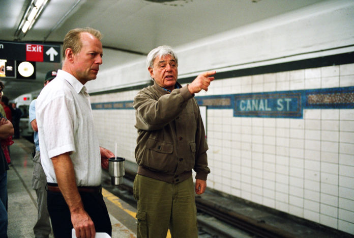 Richard Donner da instrucciones a Bruce Willis en el rodaje de 16 calles