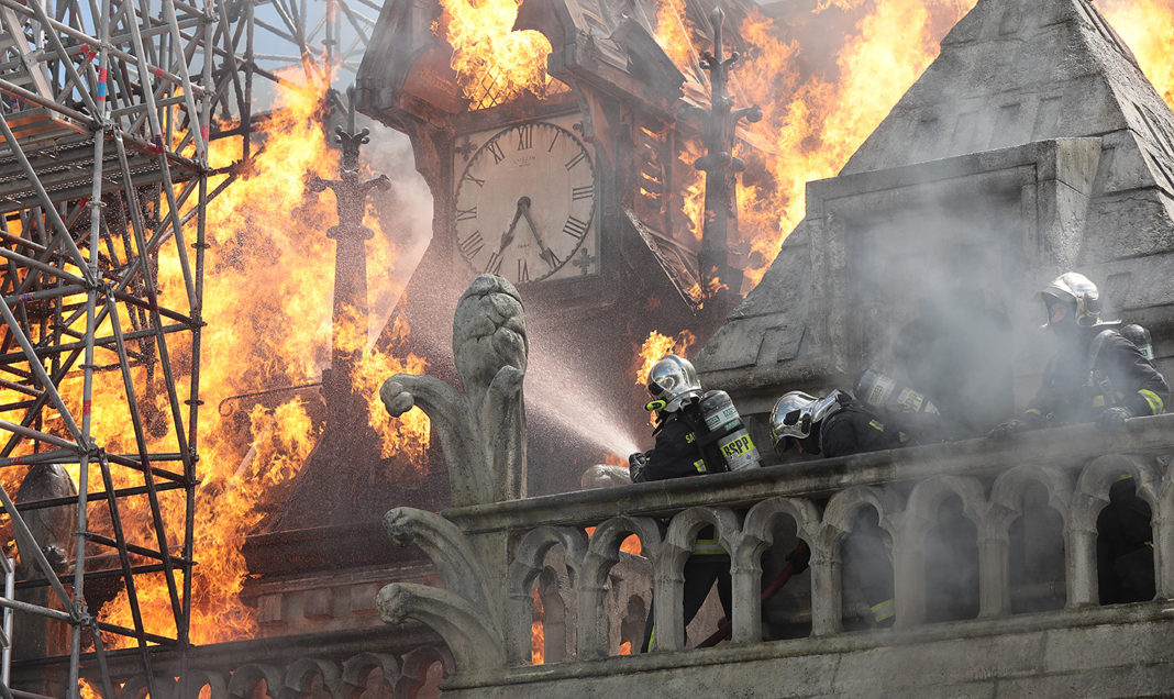 Arde Notre Dame (2022)