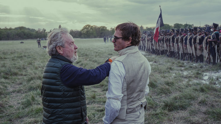 Ridley Scott y Joaquin Phoenix en el rodaje de Napoleón (2023)