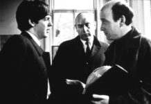 Richard Lester: biografía y filmografía del director de los Beatles Paul McCartney, el productor Walter Shenson y el director Richard Lester durante el rodaje de ¡Qué noche la de aquel día!