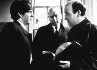 Richard Lester: biografía y filmografía del director de los Beatles Paul McCartney, el productor Walter Shenson y el director Richard Lester durante el rodaje de ¡Qué noche la de aquel día!